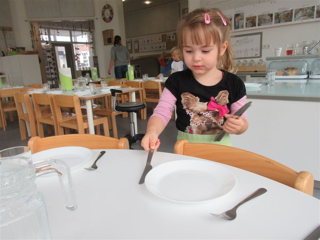 Kinder helfen beim Kochen, Tischdecken, schmieren sich ihre Brote selbst         